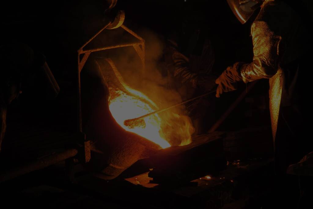 Molten metal pouring in casting mold